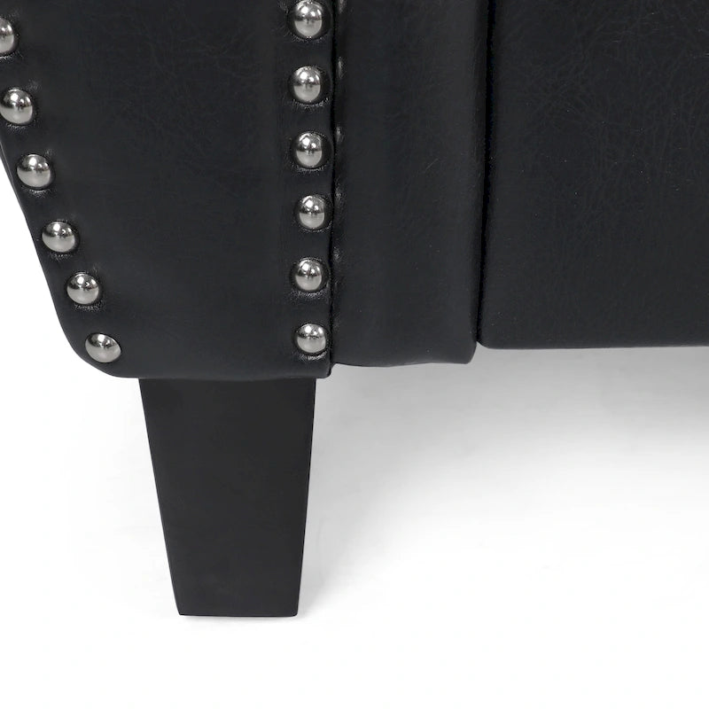 Un canapé trois places en similicuir orné de rivets.