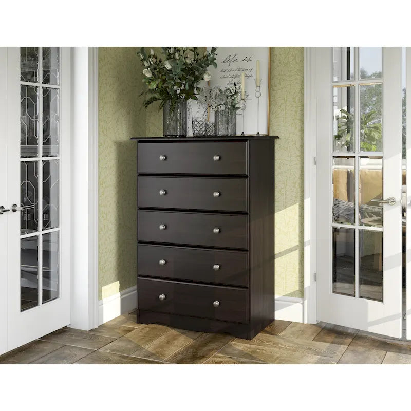 Commode cinq tiroirs en bois massif, avec poignées en métal ou en bois