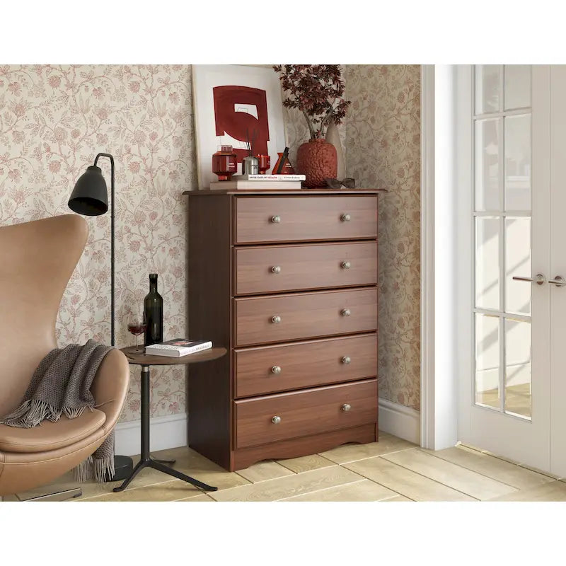 Commode cinq tiroirs en bois massif, avec poignées en métal ou en bois