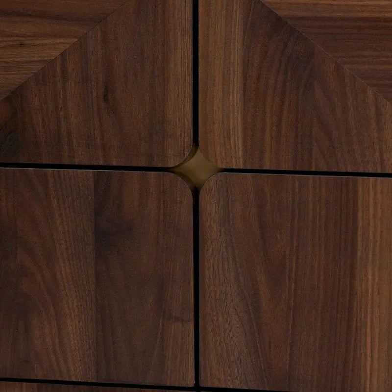 Commode à six tiroirs en placage noyer de style transitionnel médiéval-moderne
