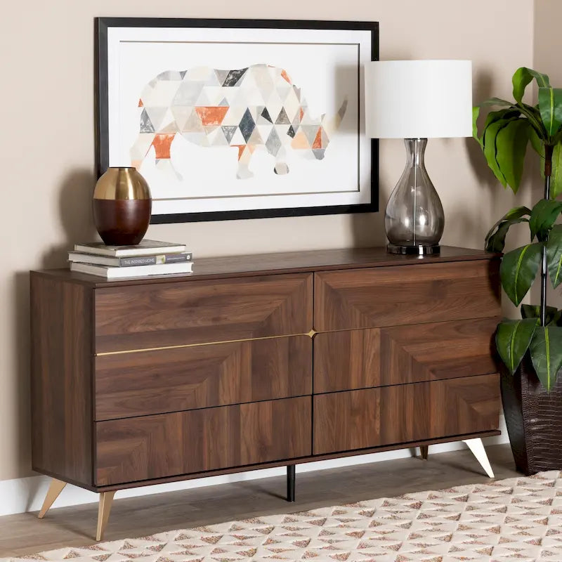 Commode à six tiroirs en placage noyer de style transitionnel médiéval-moderne