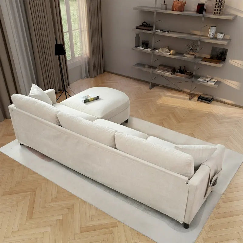 Élégant canapé en mousse avec coussins et pouf