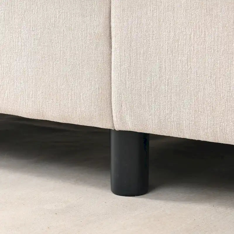 Élégant canapé en mousse avec coussins et pouf