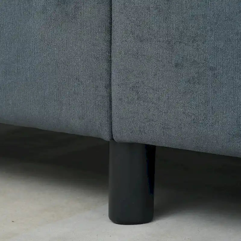 Élégant canapé en mousse avec coussins et pouf