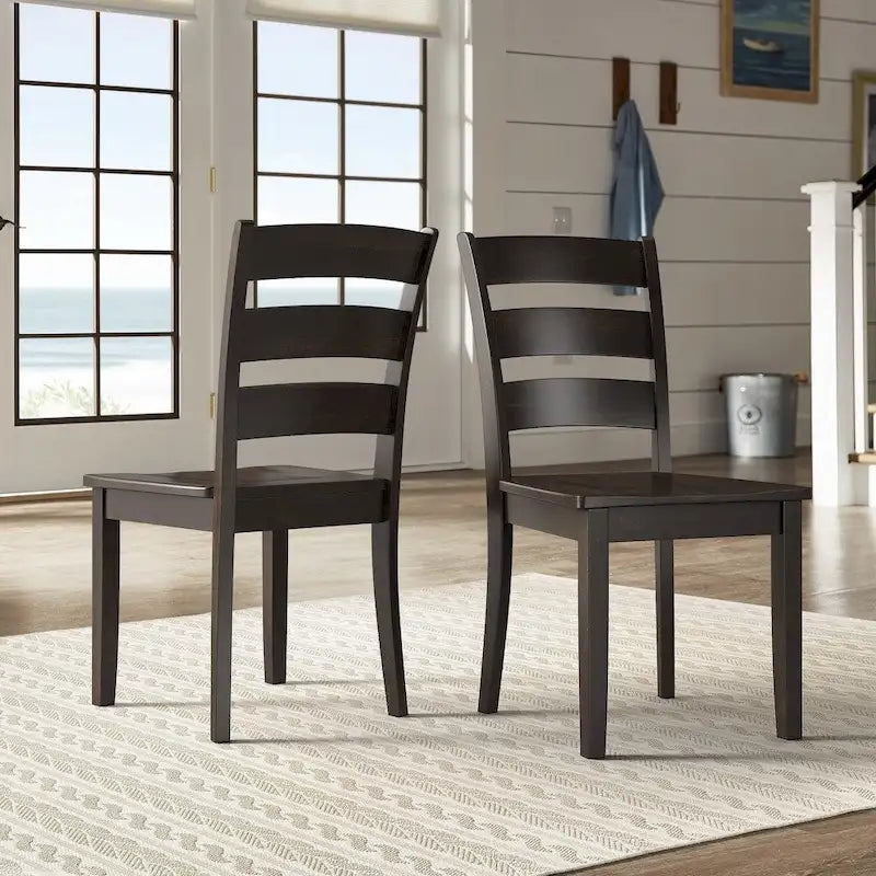 Chaises de salle à manger en bois (deux chaises par lot)