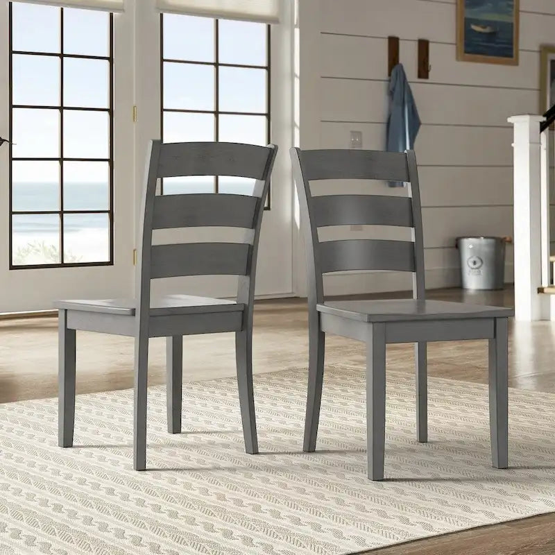 Chaises de salle à manger en bois (deux chaises par lot)